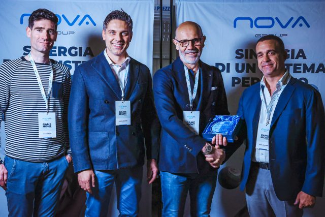 Giuseppe Manfrin e Daniel Tibaldo di Eurogielle ricevono il premio da Nino Balenzano e Roberto Macirella durante Autopromotec 2025.