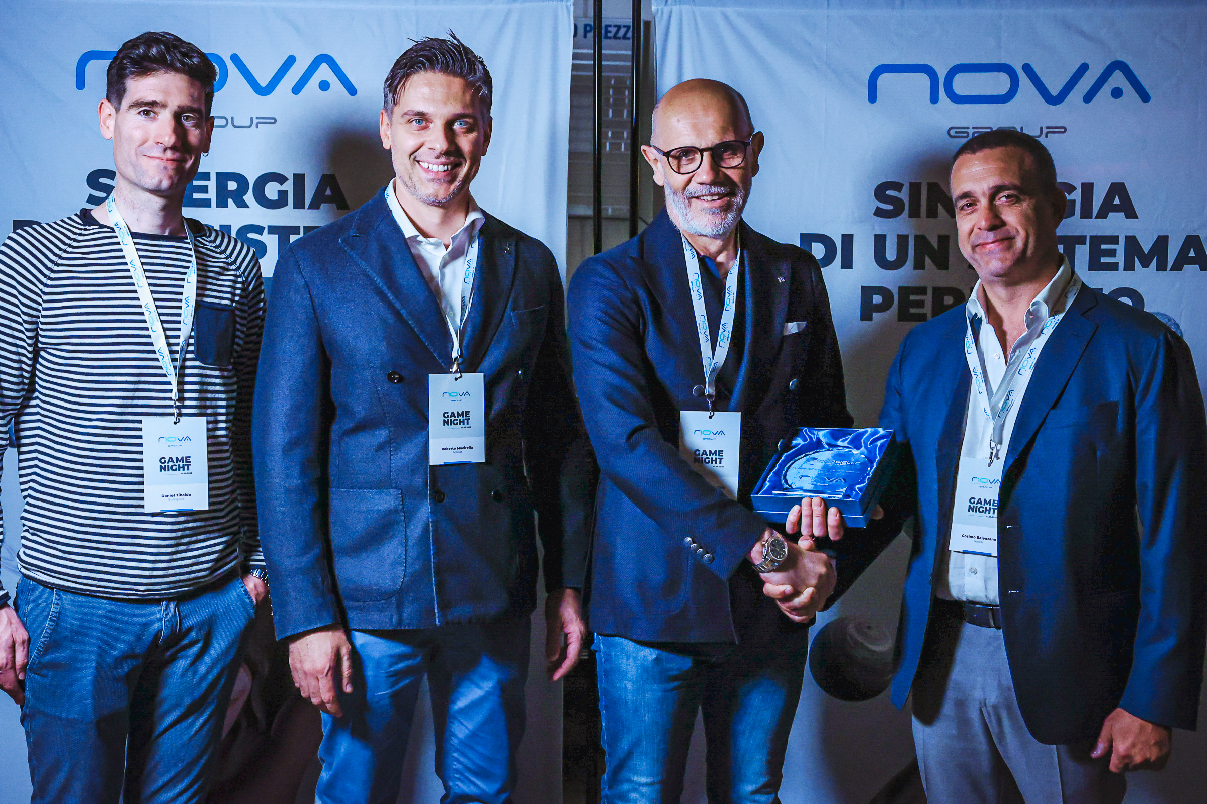 Giuseppe Manfrin e Daniel Tibaldo di Eurogielle ricevono il premio da Nino Balenzano e Roberto Macirella durante Autopromotec 2025.